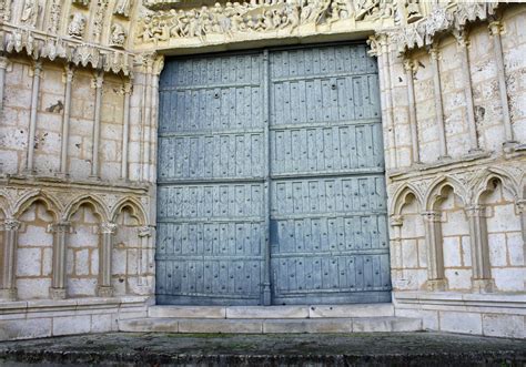 The Ornate Doorway: A Journey into Early Christian Symbolism and Architectural Majesty!