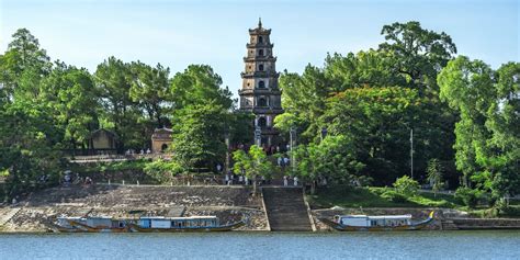  “Thiên Mụ Pagoda: A Serenity Amidst Chaos” - An Examination of Nguyen Van Yen’s Masterpiece