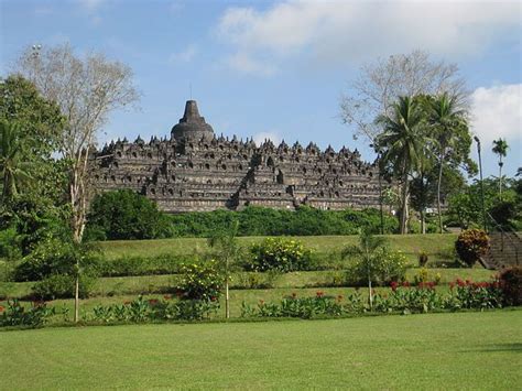  Lintel from Kota Gelanggi: Unveiling the Majesty of Ancient Malaysian Sculpture!